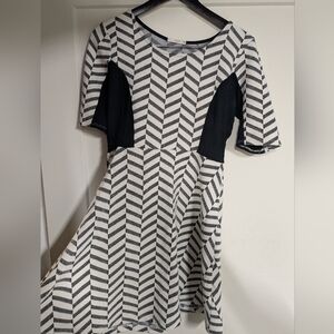 Le Lis (M) White And Black Chevron Colorblocked A Line Dress - Stretchy
